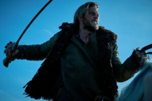 Siegfried von Xanten (Jannis Niewöhner) kommt an den Hof von Burgund und stellt mit seinem gnadenlosen Draufgängertum alles auf den Kopf. Gleichzeitig laufen massive Intrigen gegen Brugund. Die Fantasyserie „Die Nibelungen – Kampf der Königreiche“ kann bei RTL+ gestreamt werden. Sie ist handlungstechnisch die Erweiterung des Kinofilms „Hagen – Im Tal der Nibelungen“.