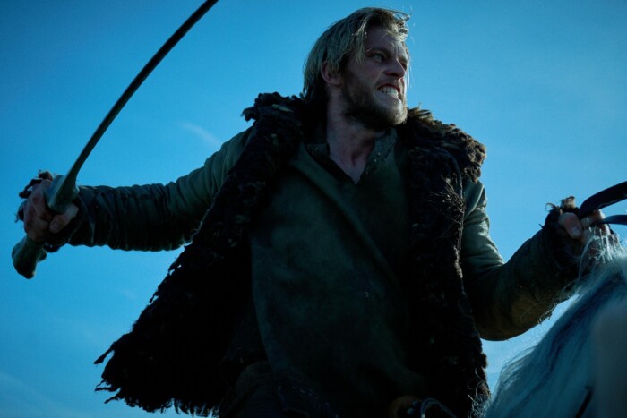 Siegfried von Xanten (Jannis Niewöhner) kommt an den Hof von Burgund und stellt mit seinem gnadenlosen Draufgängertum alles auf den Kopf. Gleichzeitig laufen massive Intrigen gegen Brugund. Die Fantasyserie „Die Nibelungen – Kampf der Königreiche“ kann bei RTL+ gestreamt werden. Sie ist handlungstechnisch die Erweiterung des Kinofilms „Hagen – Im Tal der Nibelungen“.