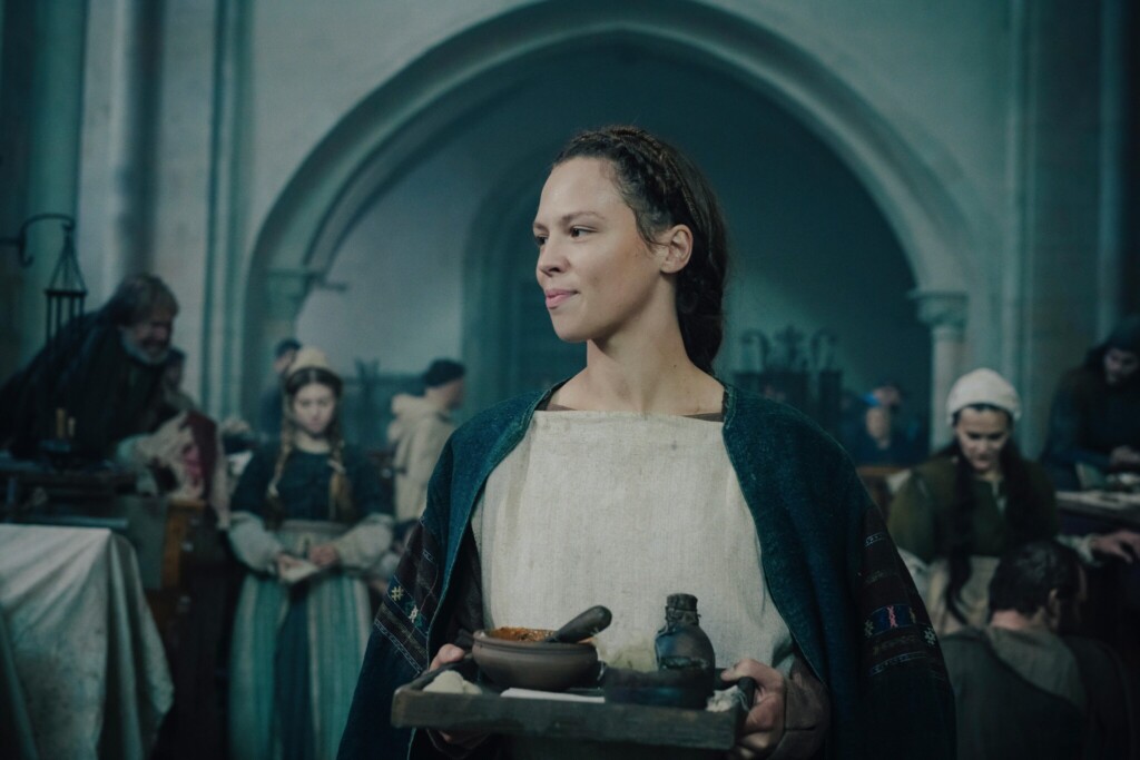 Kriemhild (Lilja van der Zwaag) in der Burg in Worms. Sie soll strategisch verheiratet werden, damit Burgund gestärkt wird, doch dann umwirbt sie Siegfried, während Hagen seine Liebe zu ihr der Treue zum Königreich opfert.