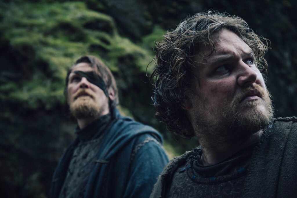 König Gunter von Burgund im Vordergrund, dahinter sein Waffenmeister Hagen (Dominic Marcus Singer und Gijs Naber) in der Serie „Die Nibelungen – Kampf der Königreiche“, die jetzt bei RTL+ gestreamt werden kann.