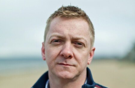 Portraitfoto Doug Johnstone, der „Schwarze Herzen“ veröffentlicht und zu dessen viertem Band seiner Skelf-Serie wir ein Gewinnspiel anbieten.