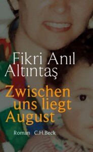 Buchcover „Zwischen uns liegt August“ von Fikri Anil Altintas
