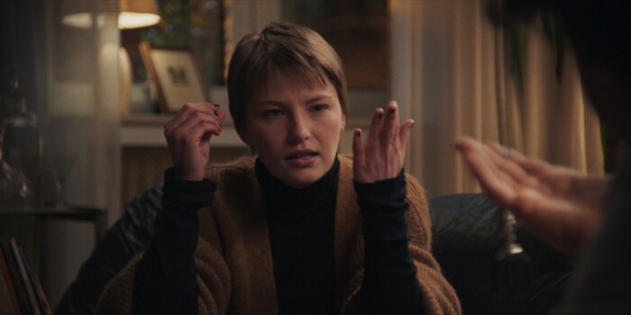 Elif (Devrim Lingnau) setzt mit einer ersten Unehrlichkeit eine Kette von Ereignissen in Gang, die in Paranoia und Fremdenfeindlichkeit münden. Das Thrillerdrama „Hysteria“ läuft jetzt in den Kinos.