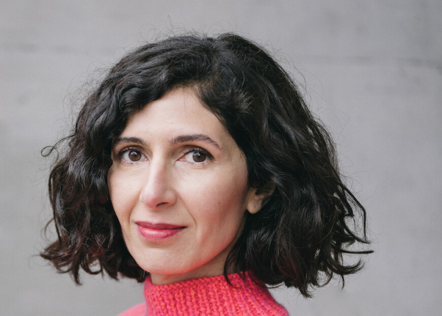 Portraitfoto Nava Ebrahimi, die den Roman „Und Federn überall“ veröffentlicht