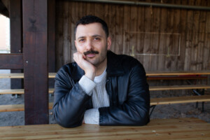 Portraitfoto Fikri Anil Altintas, der in seinem zweiten Roman „Zwischen uns liegt August“ das Abschiednehmen von seiner Mutter ins Zentrum rückt.