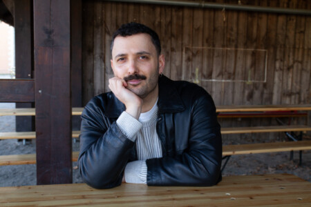 Portraitfoto Fikri Anil Altintas, der in seinem zweiten Roman „Zwischen uns liegt August“ das Abschiednehmen von seiner Mutter ins Zentrum rückt.