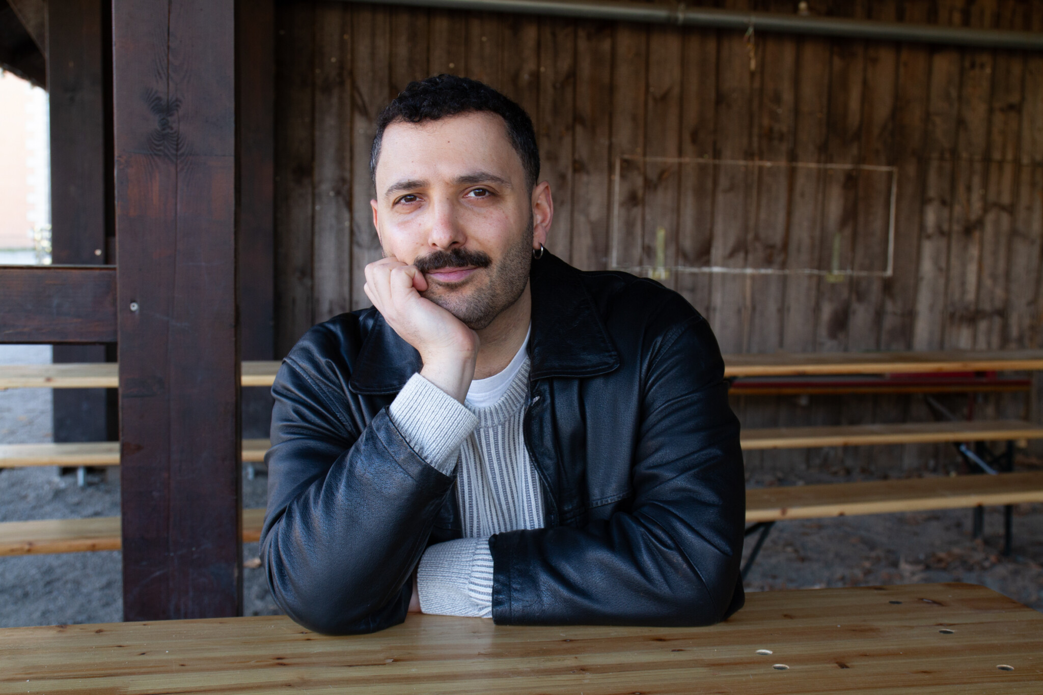 Portraitfoto Fikri Anil Altintas, der in seinem zweiten Roman „Zwischen uns liegt August“ das Abschiednehmen von seiner Mutter ins Zentrum rückt.
