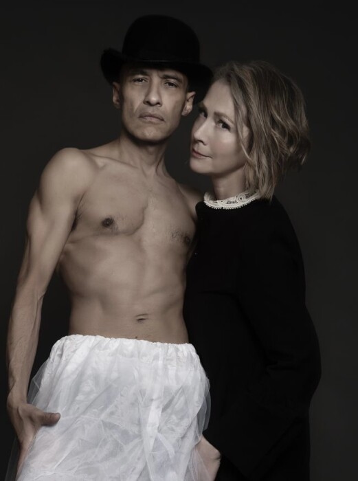 Lou Rhodes und Rohan Heath stehen nebeneinander vor einem schwarzen Hintergrund.