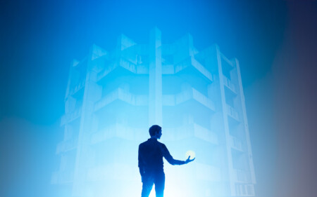 A.S. Fanning steht mit einer leuchtenden Kugel in der Hand vor einer blau leuchtenden Kulisse.