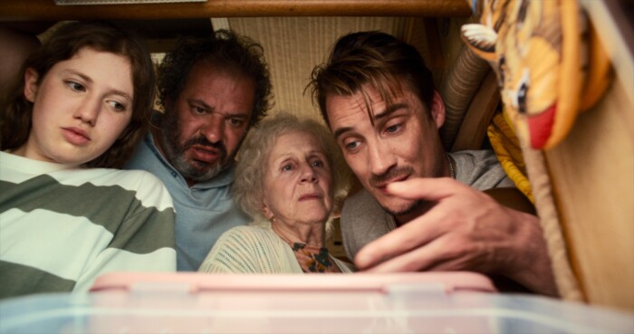 Die zu Herzen gehende Komödie „Bon Voyage“ läuft in den Kinos.