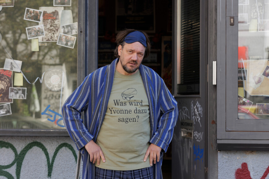 Charly Hübner ist Micha, „Der Held vom Bahnhof Friedrichstraße“. Die Tragikomödie von Wolfgang Becker läuft ab sofort im Kino.