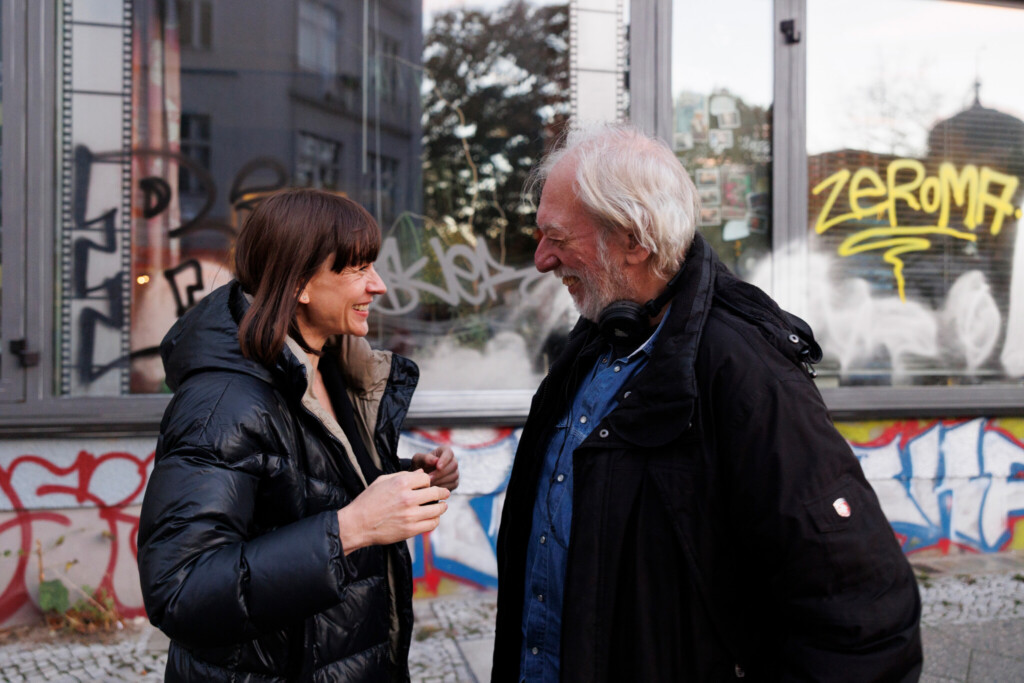 Christiane Paul und Wolfgang Becker am Drehort von „Der Held vom Bahnhof Friedrichstraße“.
