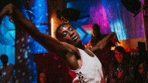 Die Serie „House of Bellevue“ läuft im ZDF und kann in der ZDF-Mediathek gestreamt werden.