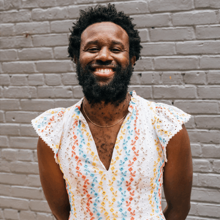 JJJJJerome Ellis schaut in die Kamera und lächelt.