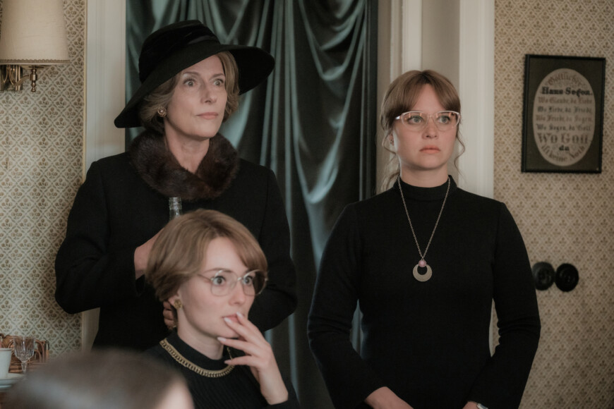 „Ku’damm 77“ steht ab sofort in der ZDF-Mediathek zum Streamen bereit und wird vom 12.–14. 1. im ZDF ausgestrahlt.