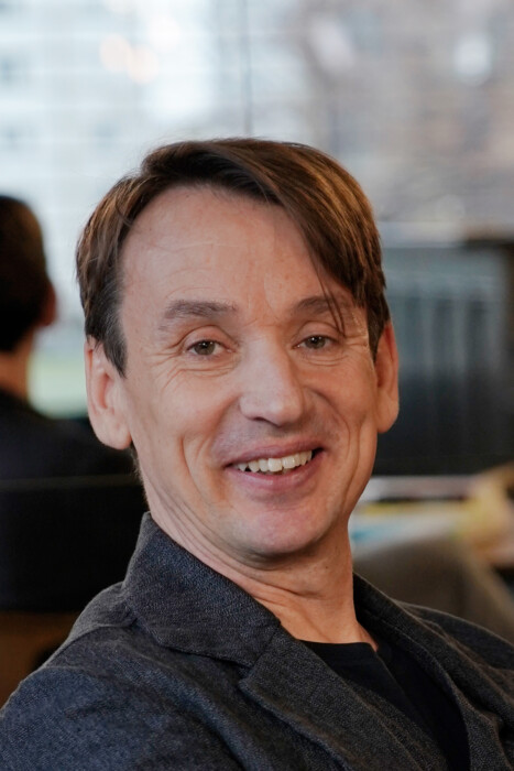 Ralf Husmann ist von Anfang an der Autor der Serie „Stromberg“ gewesen und hat auch das Drehbuch zum ersten „Stromberg“-Film geschrieben. Jetzt kommt der Film „Stromberg – Wieder alles wie immer“ in die Kinos.