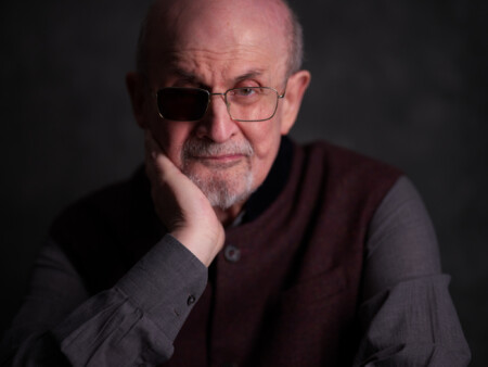 Portraitfoto Salman Rushdie, der mit „Die elfte Stunde“ fünf neue Erzählungen veröffentlicht
