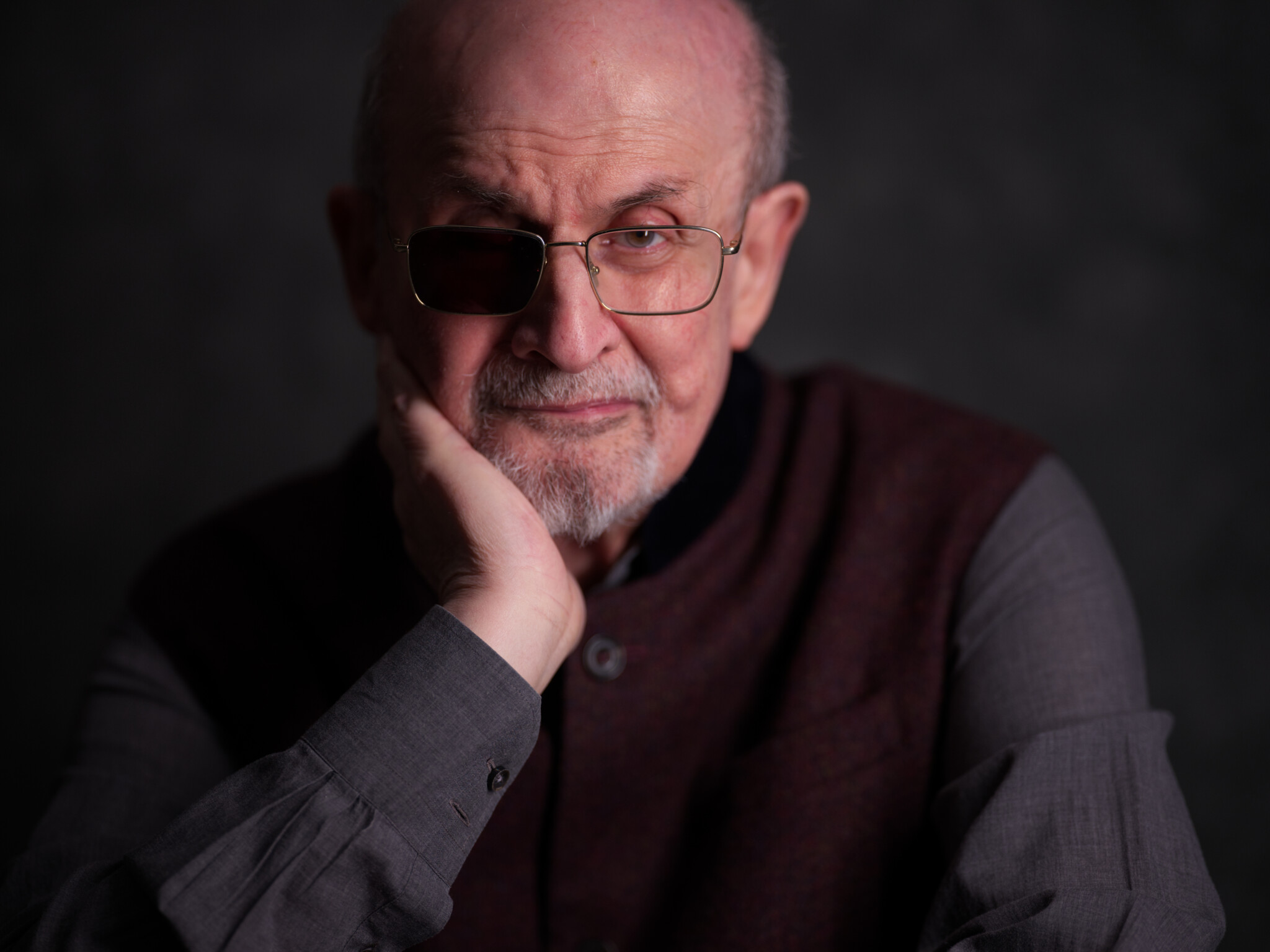Portraitfoto Salman Rushdie, der mit „Die elfte Stunde“ fünf neue Erzählungen veröffentlicht