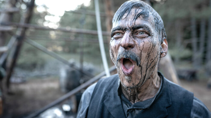 Wilhelm Pape ist euphorisiert: Die Testbohrungen waren erfolgreich – das Öl sprudelt. „Die Serie „Schwarzes Gold“ wird im Ersten ausgestrahlt und kann in der ARD-Mediathek gestreamt werden.