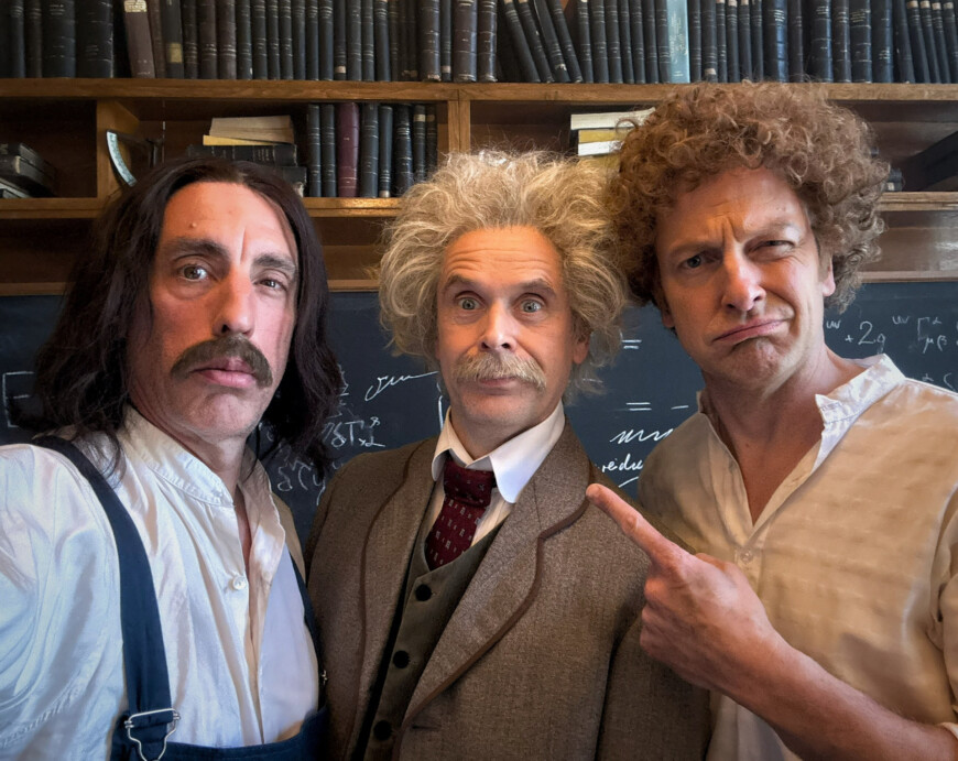 Zwei Heizungsmonteure finden die Formel für spezielle Relativitätstheorie für Albert Einstein. Staffel 4 der Serie „Sketch History“ läuft im ZDF und kann in der ZDF-Mediathek gestreamt werden.