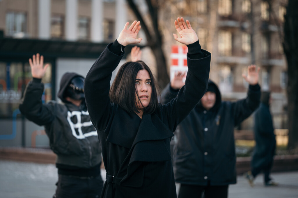 Gerade noch hat sich Smilla gegen den rassistischen Mob auf Kopenhagens Straßen zur Wehr gesetzt, wird sie auch schon verhaftet.