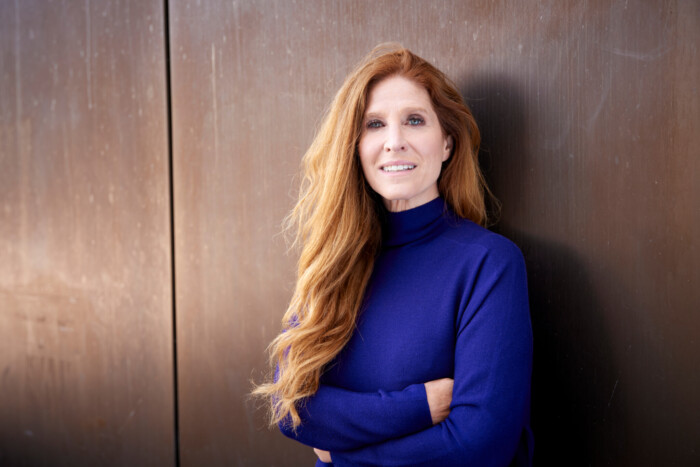 Portraitfoto Ursula Poznanski, die mit ihrem neuen Thriller „Das Signal“ auf Lesereise geht