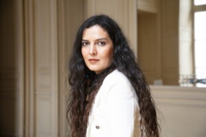 Portraitfoto Aliyeh Ataei, die mit „Im Land der Vergessenen“ einen Band veröffentlicht, in dem neun Erzählungen versammelt sind.
