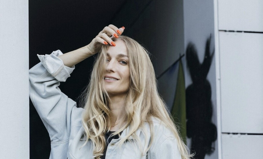 Portraitfoto Sara Gmuer, deren Debütroman „Karizma“ jetzt als Taschenbuch erscheint