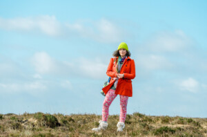 Journalistin Ciara-Kate (Hannah Brady) steht in der Natur Irlands und sucht nach Hinweisen für ihren True-Crime Podcast. „Boglands – Die Tote im Moor“ läuft bei Arte und kann in der Arte-Mediathek gestreamt werden.