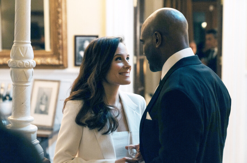 Das erfolgreiche Anwaltspaar Sarah und Jared schaut sich glücklich an.