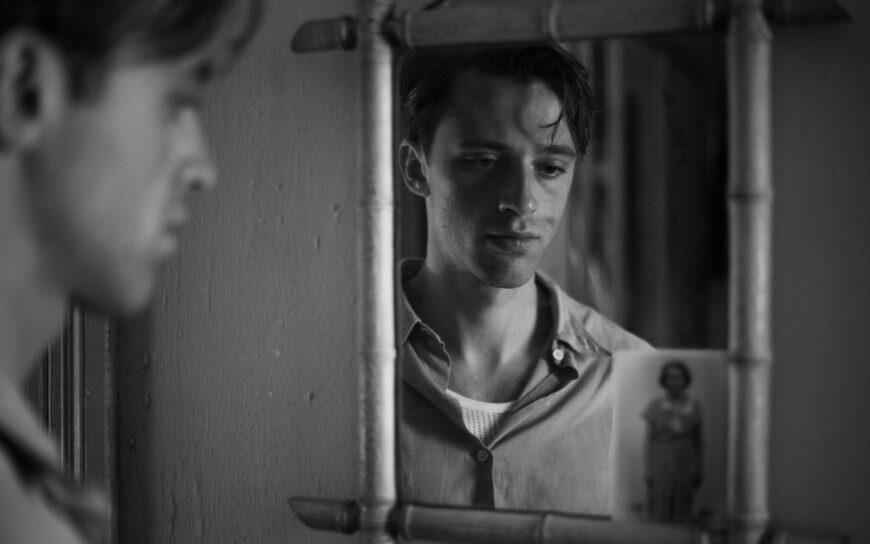 Der Film „Der Fremde“ nach Albert Camus läuft im Kino.