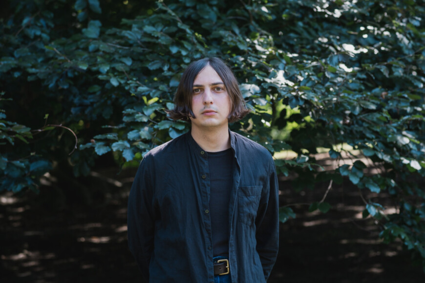 Portraitfoto Elias Hirschl, der mit seinem neuen Roman „Schleifen“ auf Lesereise geht