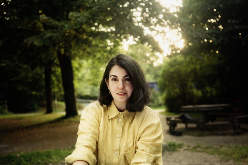 Portraitfoto Nefeli Kavouras, die mit ihrem Debütroman „Gelb, auch ein schöner Gedanke“ auf Lesereise geht
