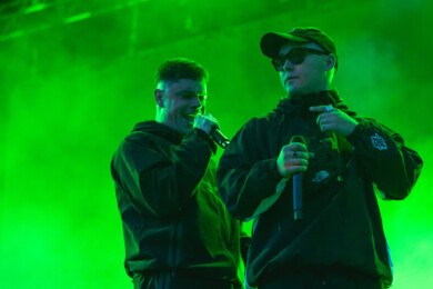 Móglaí Bap (l.) und Mo Chara (r.), die beiden Rapper des irischen HipHop-Trios Kneecap, bei einem Konzert 2025.