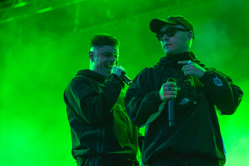 Móglaí Bap (l.) und Mo Chara (r.), die beiden Rapper des irischen HipHop-Trios Kneecap, bei einem Konzert 2025.