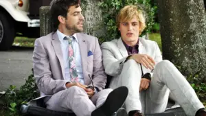 Luke und Dylan sitzen mit Anzug auf den Boden. Die Serie „Lovesick“ kann in der Arte-Mediathek gestreamt werden.