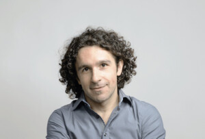 Portraitfoto Marco Balzano, zu dessen neuem Roman „Bambino“ wir ein Gewinnspiel anbieten