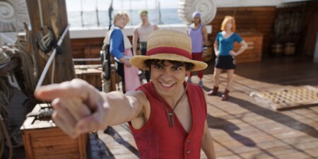 Monkey D. Luffy von One Piece zeigt nach vorne und seine Crew ist im Hintergrund