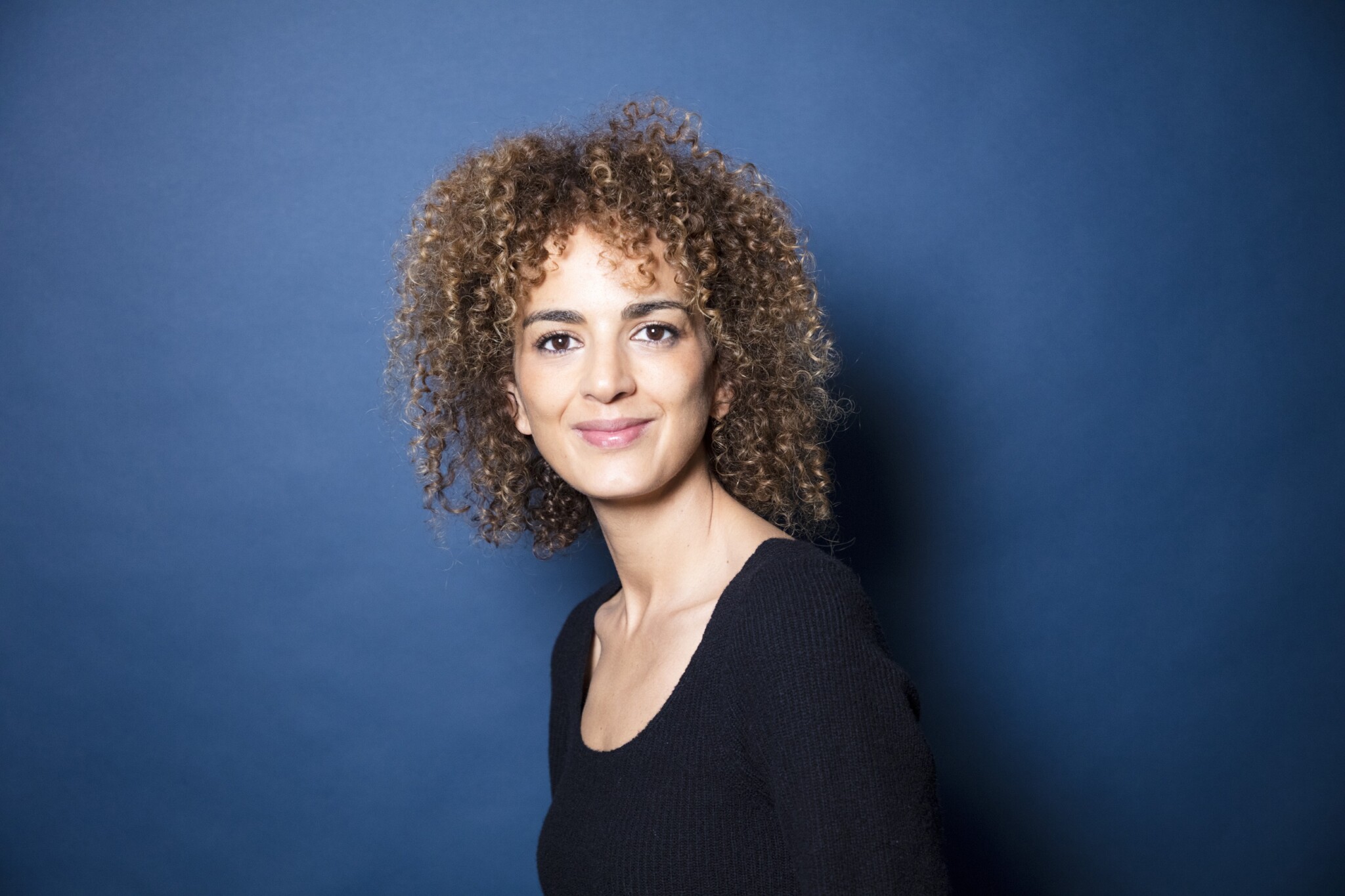 Portraitfoto Leïla Slimani, die ihren neuen Roman „Trag das Feuer weiter“ mit einer Lesereise vorstellt