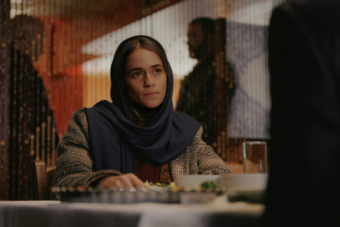 Niv Sultan spielt auch in Staffel 3 der Spionageserie „Tehran“ sie isralische Mossad-Agentin Tamar, die undercover in der iranischen Hauptstadt Teheran operiert. Die dritte Staffel kann jetzt bei Apple TV+ gestreamt werden.