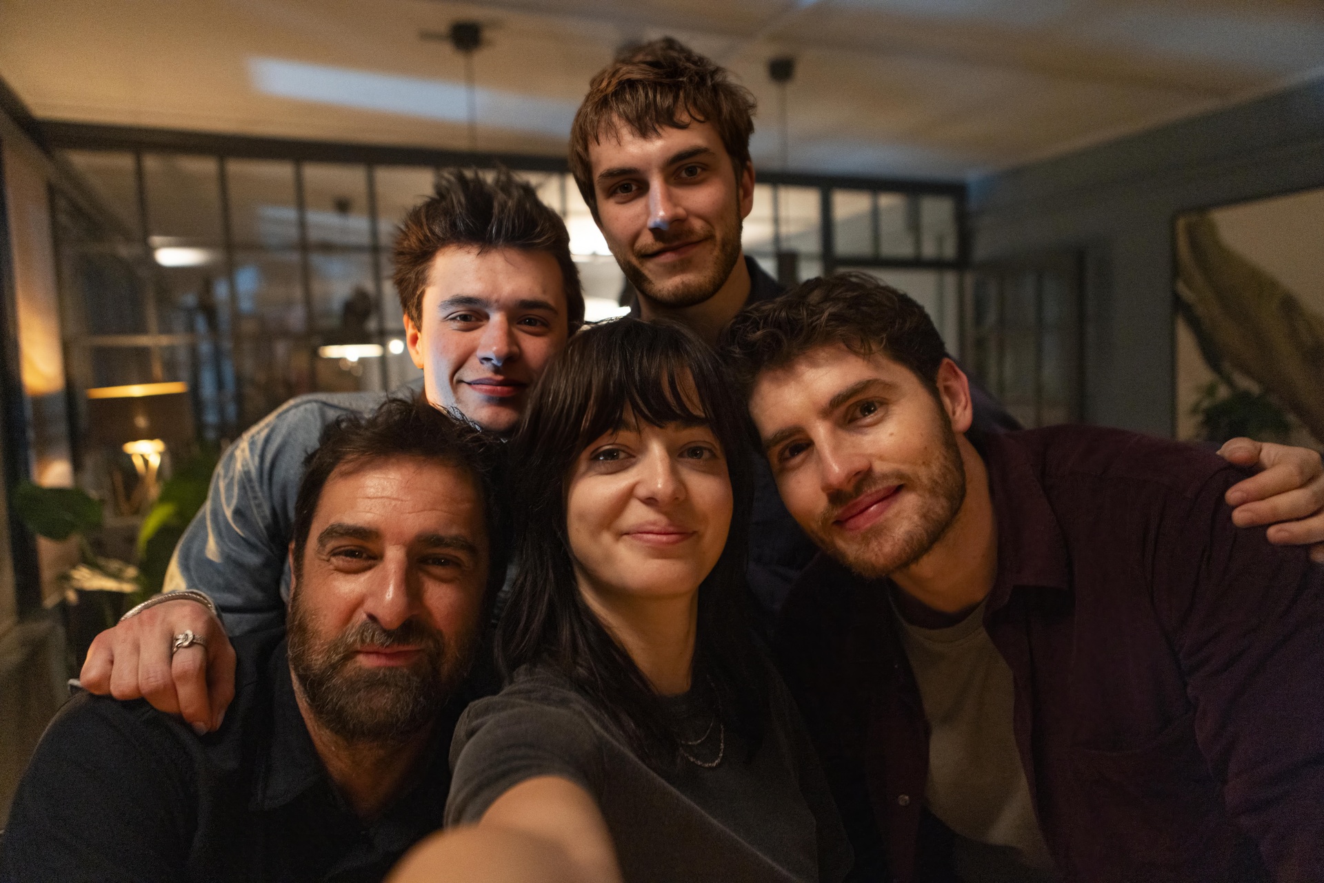 Die Thrillerserie „The Kollective“ kann in der ZDF-Mediathek gestreamt werden und läuft bei ZDFneo.