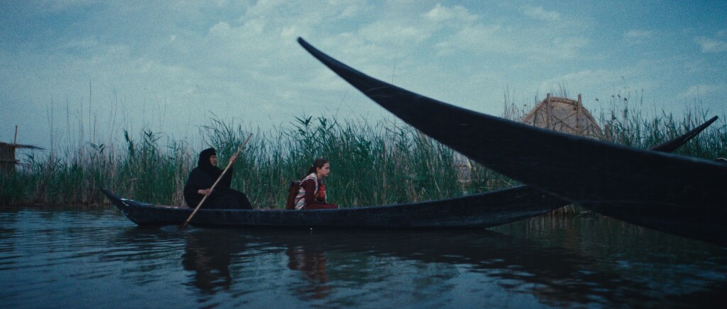 Großmutter Bibi und Lamia in den Marschlandschaften im Süden Iraks. Der Film „Ein Kuchen für den Präsidenten“ läuft im Kino.