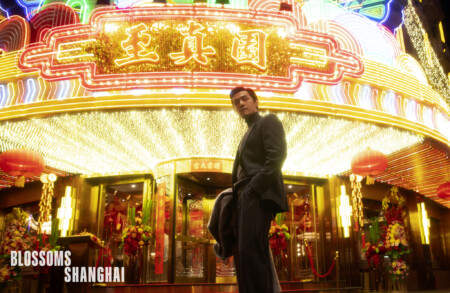 Still aus Wong Kar-Wais „Blossoms Shanghai“: Ah Bao (Hu Ge), ein eleganter Herr im Anzug, steht vor dermhell erleuchteten Eingang des Grand Lisboa.