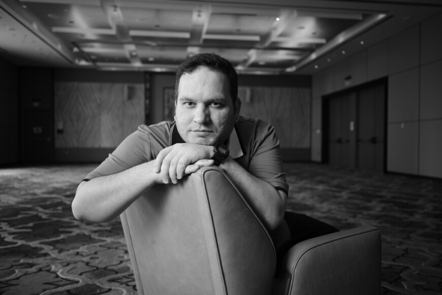 Regisseur Hasan Hadi bringt mit „Ein Kuchen für den Präsidenten“ ein Drama in die Kinos, das im Irak Anfang der 1990er spielt. Das war auch die Zeit von Hadis Kindheit.