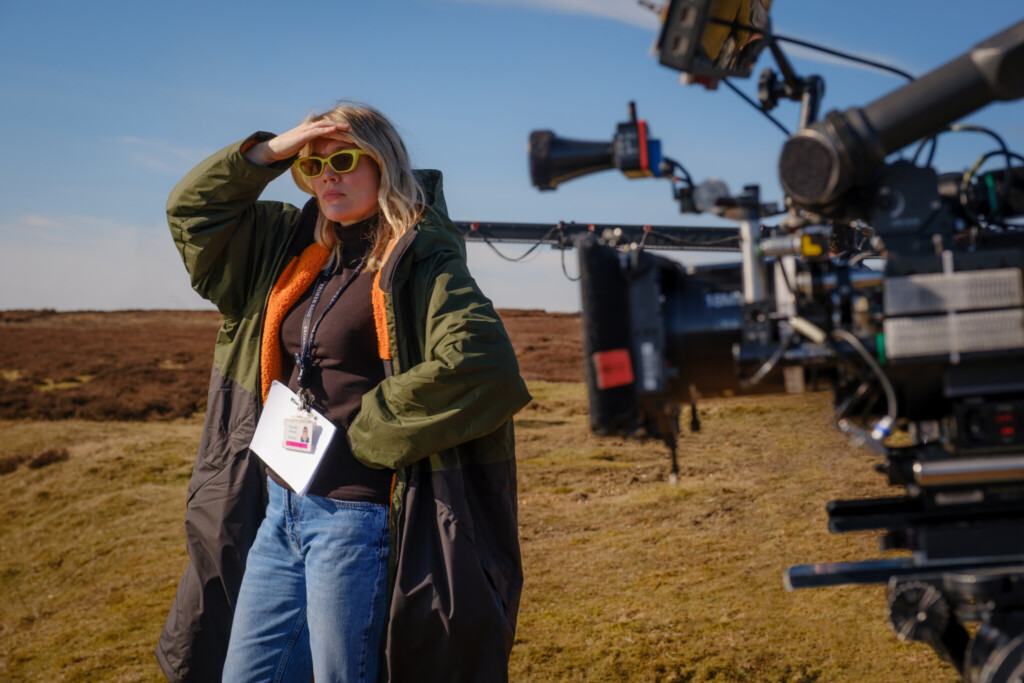 Regisseurin Emerald Fennell am Drehort von „Wuthering Heights – Sturmhöhe“.