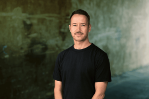 Portraitfoto Daniel Faßbender, zu dessen Surfkrimi „Heaven’s Gate“ wir ein Gewinnspiel anbieten