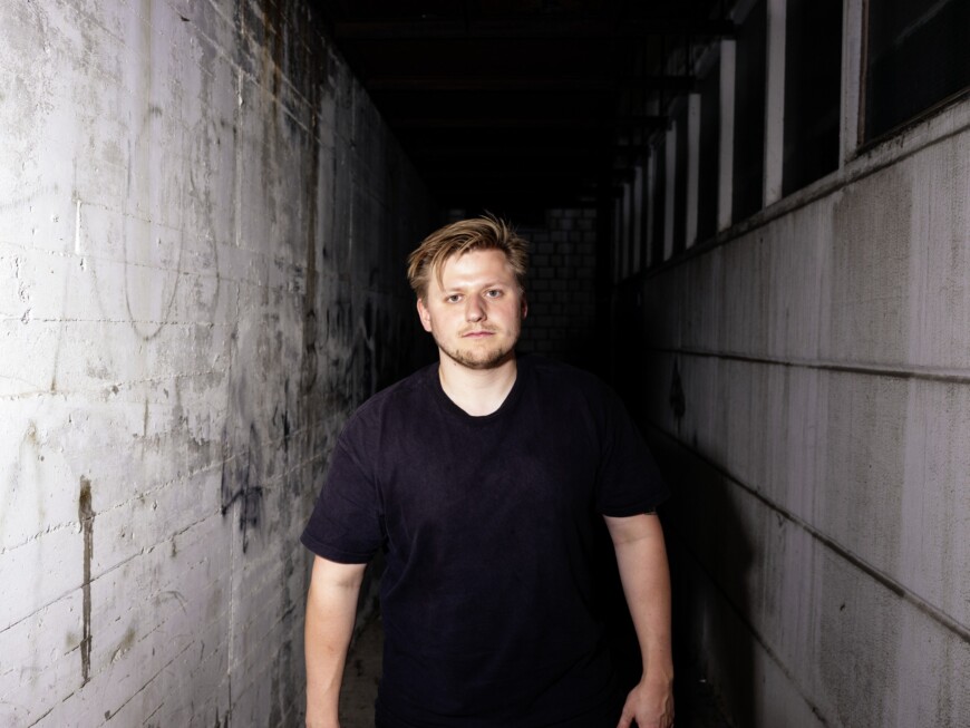 Portraitfoto Sebastian Hotz, der mit seinem zweiten Roman „Sidekick“ auf große Lesereise geht