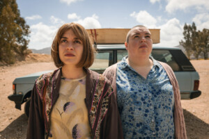 Anna (Emma Rotsaert, l.) und Kat (Marjan De Schutter, r.) besuchen einen der Plätze, an denen sie früher mit ihren Eltern viel Zeit verbracht haben. „How to kill your Sister“ kann in der ZDF-Mediathek gestreamt werden und läuft bei ZDFneo.