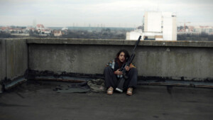 Sonjas Bruder befindet sich in Lebensgefahr. Da greift die junge Sportschützin zum Gewehr ihres Vaters … Die serbische Serie „Im Visier“ kann in der Arte-Mediathek gestreamt werden.