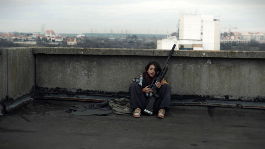 Sonjas Bruder befindet sich in Lebensgefahr. Da greift die junge Sportschützin zum Gewehr ihres Vaters … Die serbische Serie „Im Visier“ kann in der Arte-Mediathek gestreamt werden.